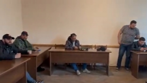 Задержанные граждане поют «Проснись, лао!» в отделении полиции